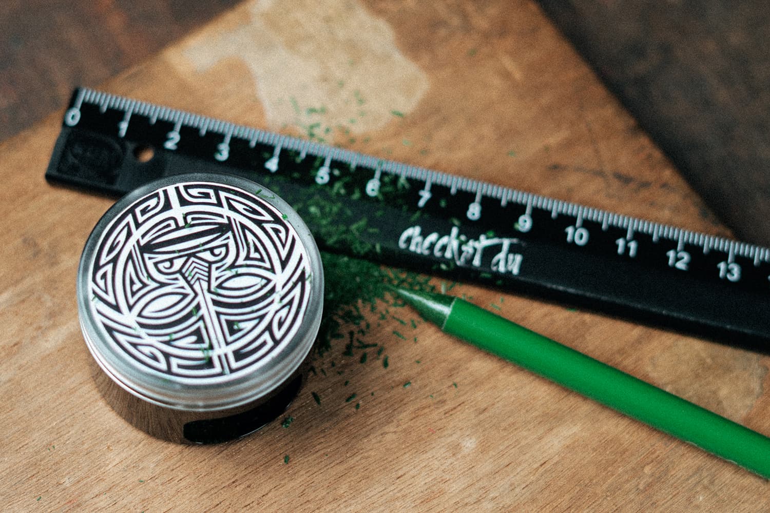 KUM Behälteranspitzer aus der Serie Tattoo im Design Maori zusammen mit dem Lineal 'Checkst du'